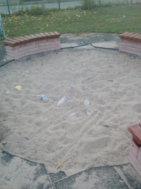 Големият парк в Стамболово потъна в мръсотия