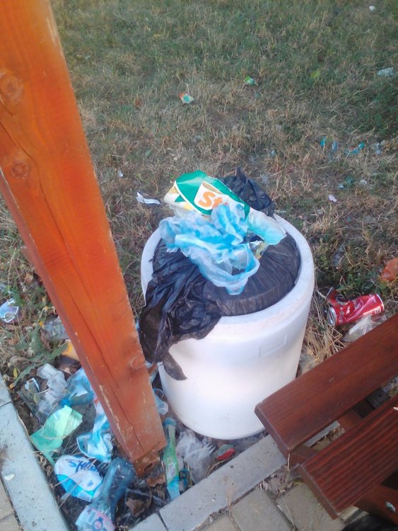 Големият парк в Стамболово потъна в мръсотия