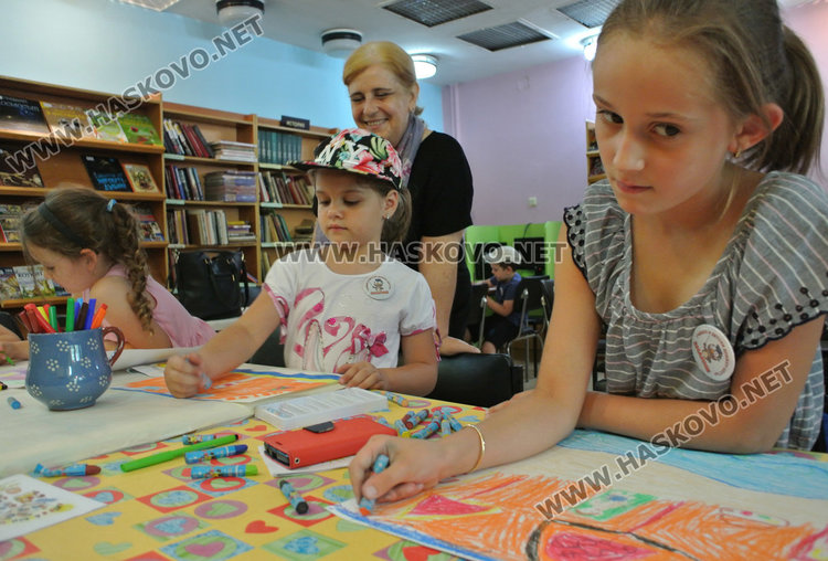 Деца рисуват и четат в проекта “Лято в библиотеката“