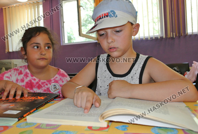 Деца рисуват и четат в проекта “Лято в библиотеката“