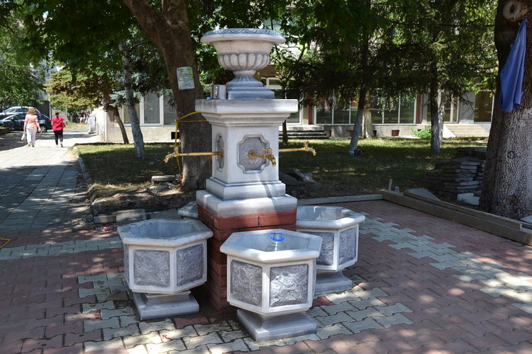 Готова е обновената чешма в Момчилград