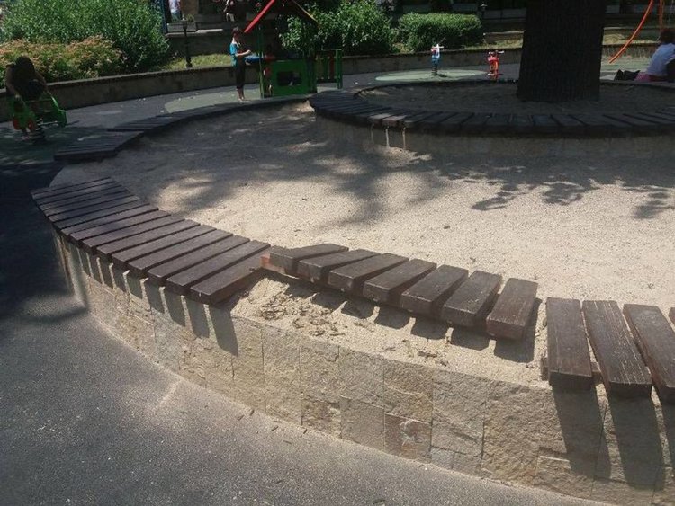 Общината ремонтира, вандалите пак рушат, парите на данъкоплатците отиват нахалос  