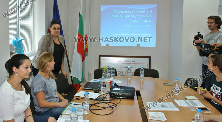 Баби се бият на спирка, едното внуче се качило в рейса първо