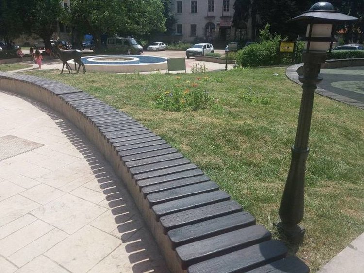 Общината ремонтира, вандалите пак рушат, парите на данъкоплатците отиват нахалос  