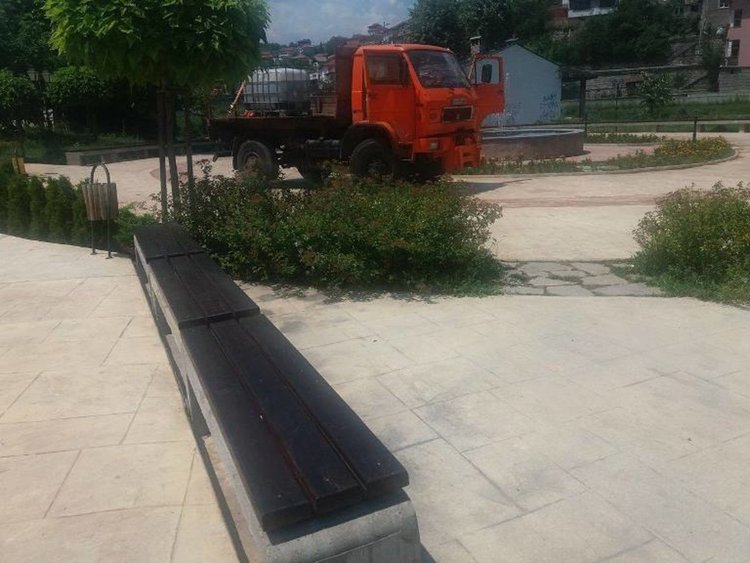 Общината ремонтира, вандалите пак рушат, парите на данъкоплатците отиват нахалос  