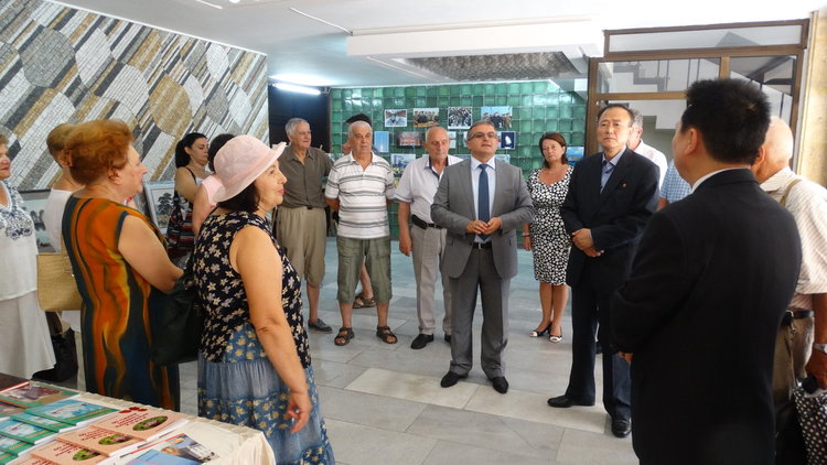 Севернокорейският посланик се срещна с приятели на училите в Първомай корейци