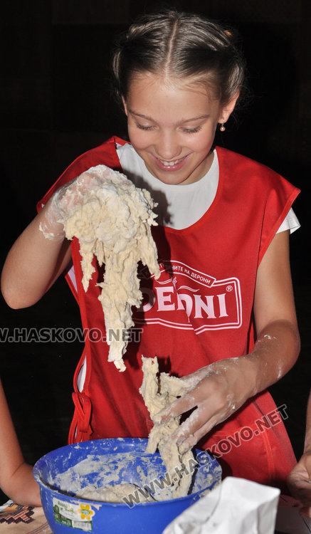 Деца омесиха хляб с любов, целувки и сплотеност