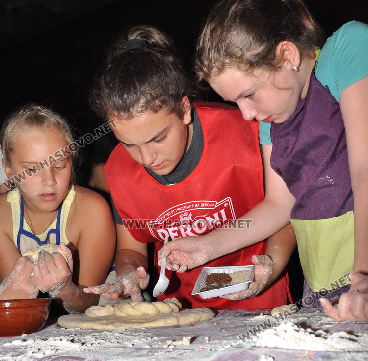 Деца омесиха хляб с любов, целувки и сплотеност