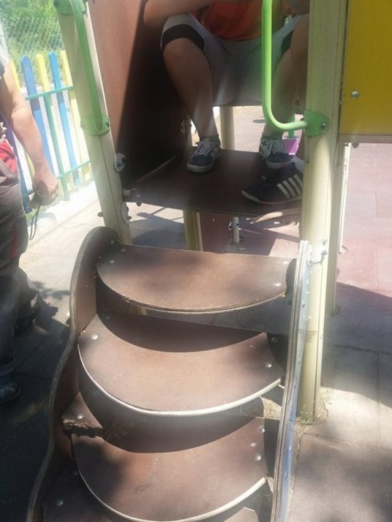 Общината ремонтира, вандалите пак рушат, парите на данъкоплатците отиват нахалос  