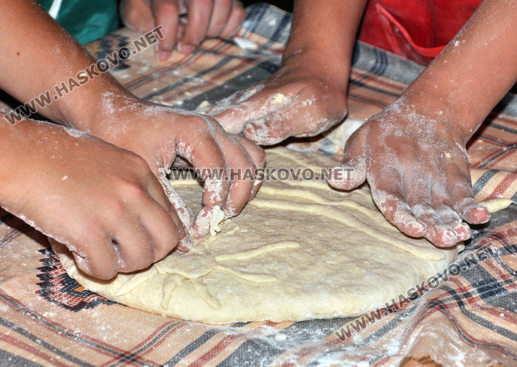 Деца омесиха хляб с любов, целувки и сплотеност
