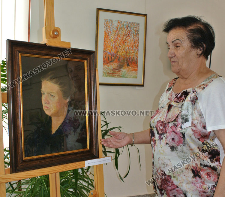 Ирина Чавдарова пред портрета на майката на художника Антонина Кузминова от руския период на Валентин Кузминов