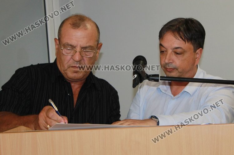 Костадин Атанасов подписа клетвен лист в присъствието на председателя на ОИК Димитър Гавазов