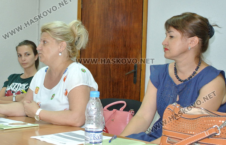 Баби се бият на спирка, едното внуче се качило в рейса първо