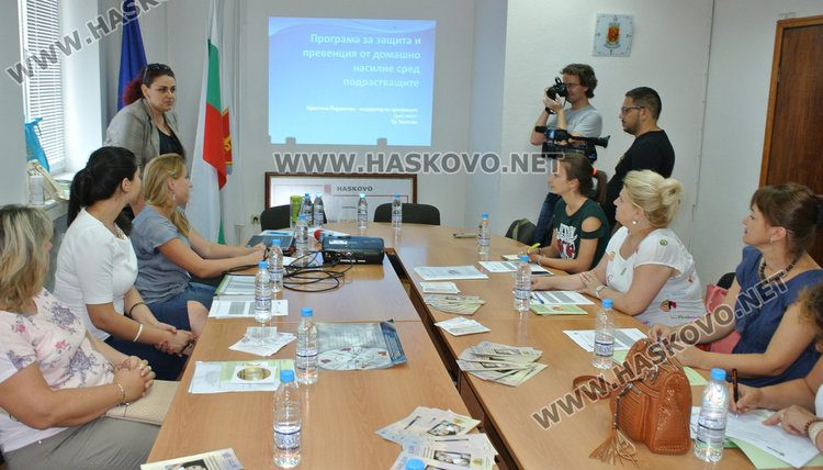 Баби се бият на спирка, едното внуче се качило в рейса първо