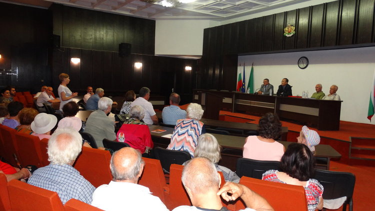 Севернокорейският посланик се срещна с приятели на училите в Първомай корейци