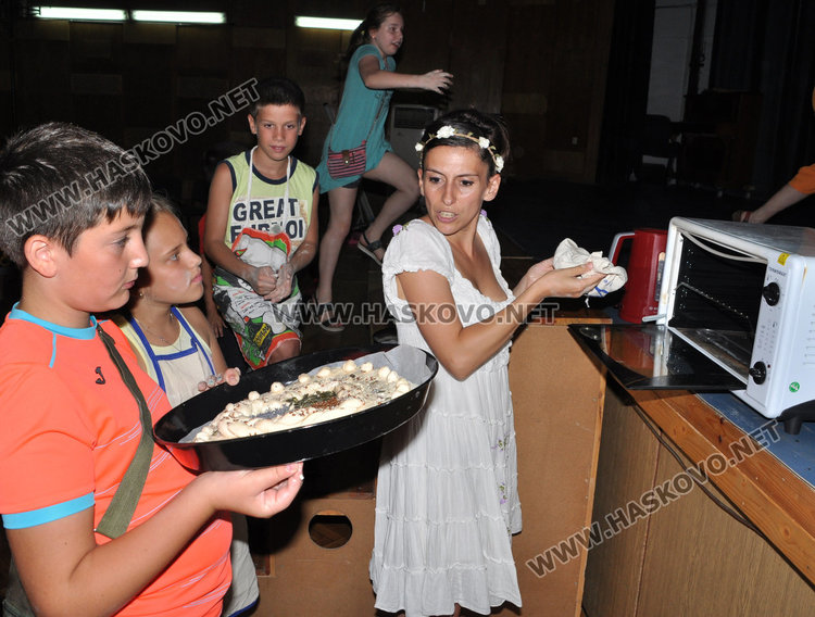 Деца омесиха хляб с любов, целувки и сплотеност