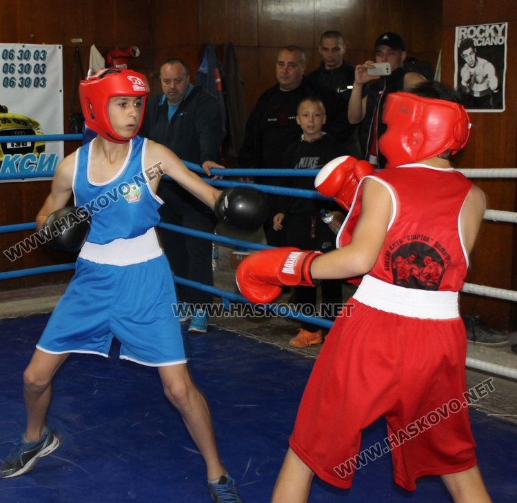 Боксьори от Димитровград се включват в открита тренировка в Гълъбово