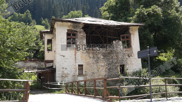 Полуразрушената сграда на старото училище в Широка лъка става Музей на духовността