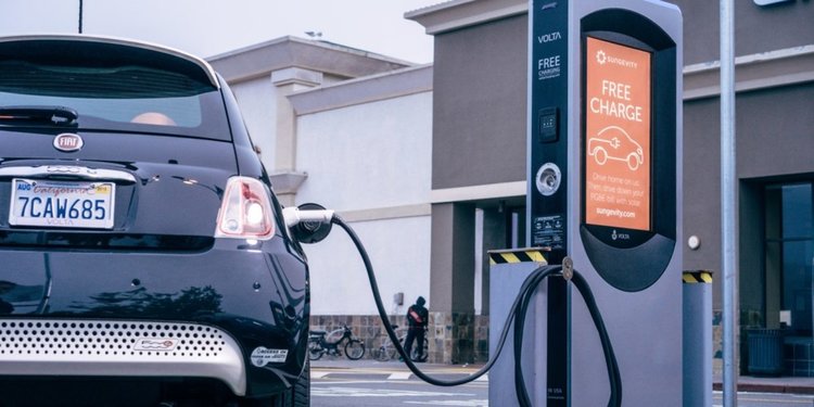 Прогноза: към 2035 г. европейците ще купуват само електрически коли