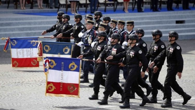 Франция отбеляза с военен парад Деня на Бастилията