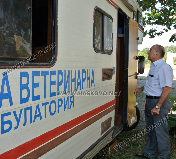 Заместник-кметът Велин Балкански всяка сутрин е в мобилната клиника, за да следи процеса