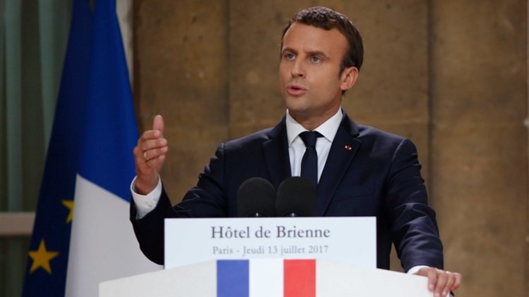 Франция чества празника си, отронва сълза за Ница