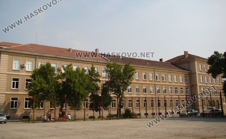 Първа копка в двора на ПЕГ "Д-р Иван Богоров" ще постави началото на ремонтите в 6 училища