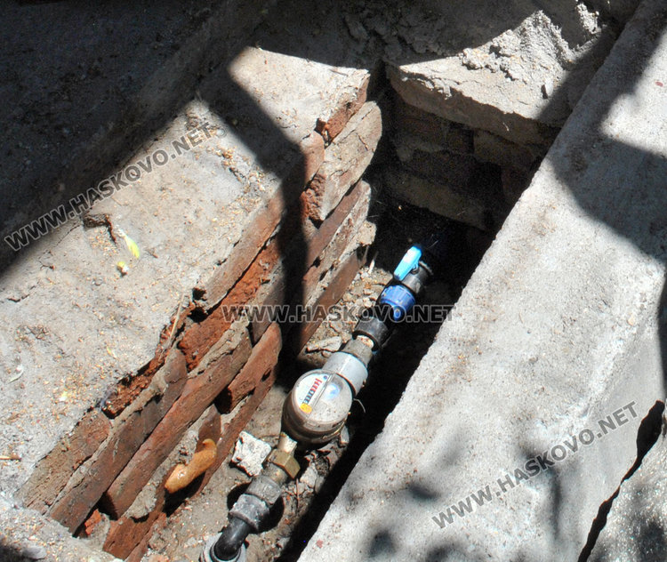 ВиК: двама от пет крадат, пълнят микроязовир с питейна вода