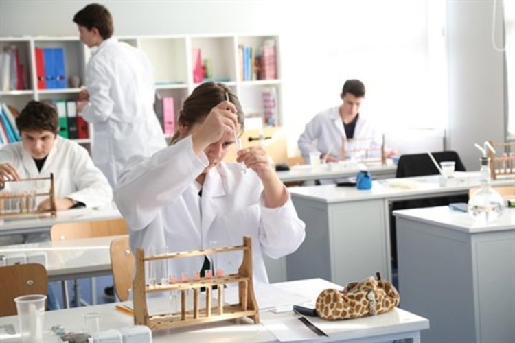 Отборът ни с медали от международна олимпиада по химия