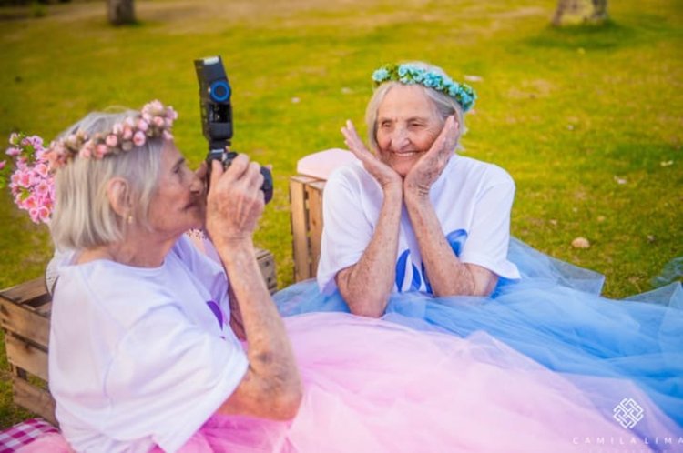 Близначки столетнички с фотосесия за рождения си ден