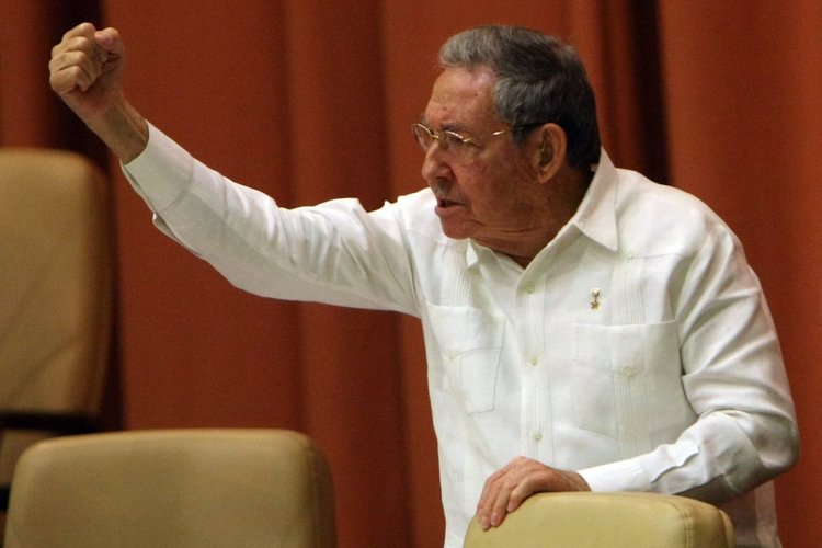 Раул Кастро обвини Тръмп, че връща Студената война