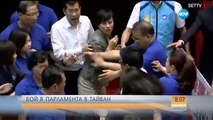 Бой със столове в тайванския парламент
