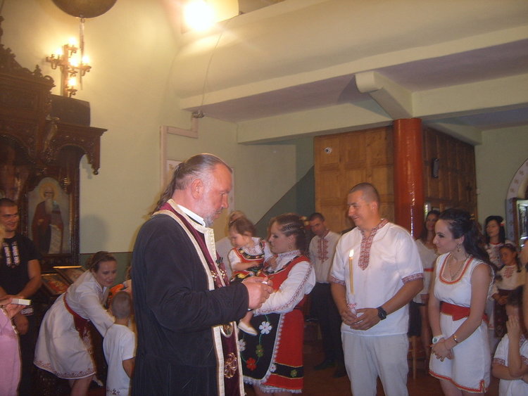 Отец Боян Саръев кръсти малката Ралица в народна носия