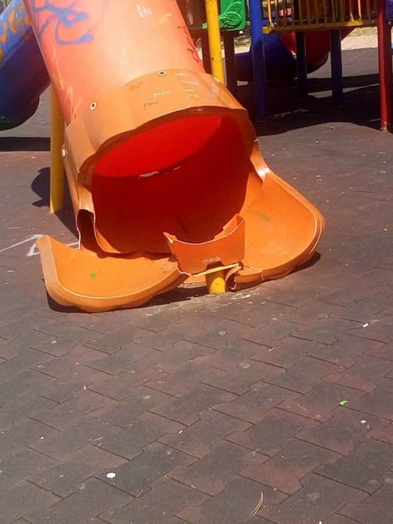 Детската площадка в парк &bdquo;Простор&rdquo; е опасна за децата,всеки момент може да стане инцидент