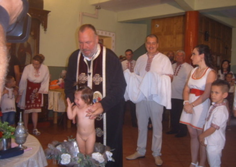 Отец Боян Саръев кръсти малката Ралица в народна носия