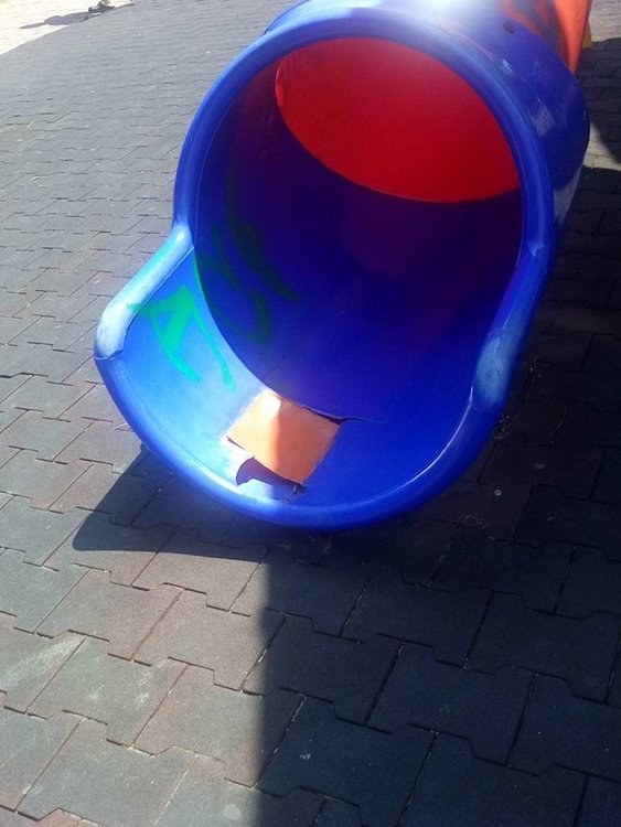 Детската площадка в парк &bdquo;Простор&rdquo; е опасна за децата,всеки момент може да стане инцидент