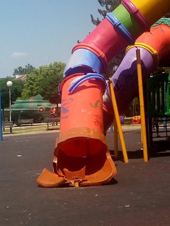 Детската площадка в парк &bdquo;Простор&rdquo; е опасна за децата,всеки момент може да стане инцидент