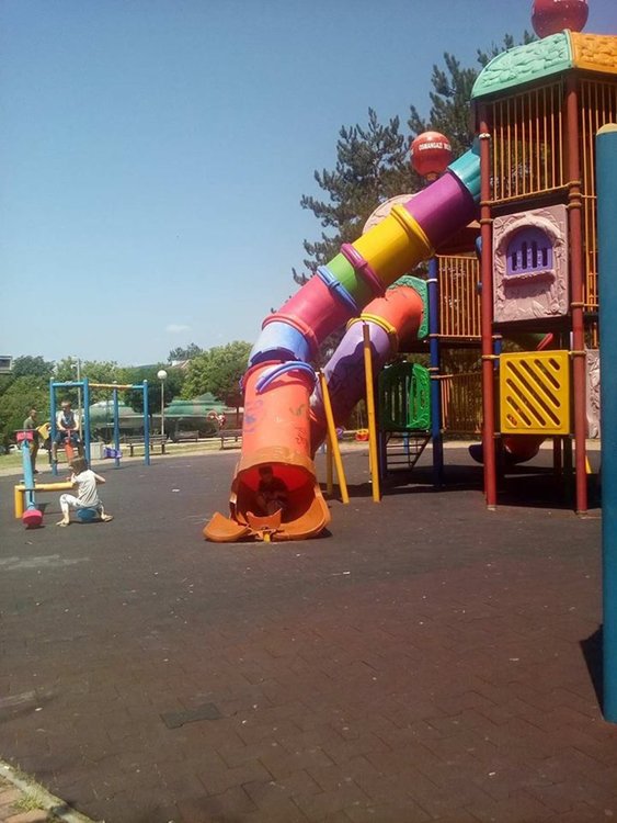 Детската площадка в парк &bdquo;Простор&rdquo; е опасна за децата,всеки момент може да стане инцидент