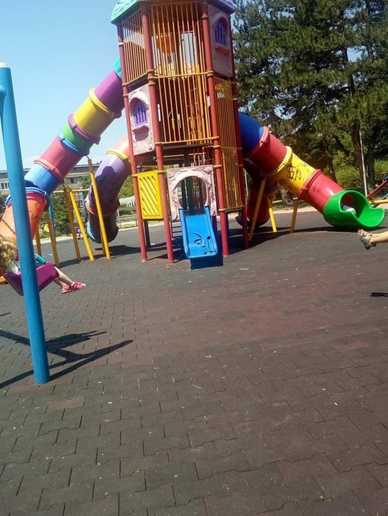 Детската площадка в парк &bdquo;Простор&rdquo; е опасна за децата,всеки момент може да стане инцидент