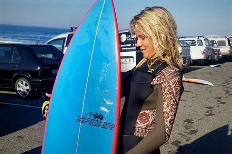 Зои показва следите по сърфа от първата си среща в акула. Сн.: Жан-Пол Водри