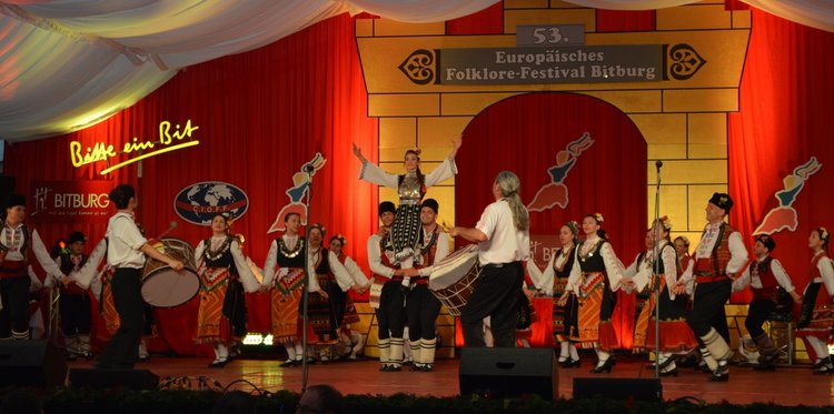 Танцов ансамбъл "Звездица" се завърна от турне в Германия, сники НЧ "Звездица"