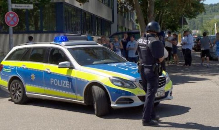 Мащабна операция в Германия! Въоръжен нахлу в училище
