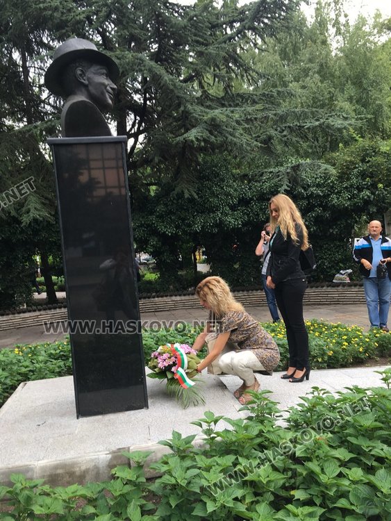 Поклон, цветя и песен за 120-тата годишнина от рождението на Ари