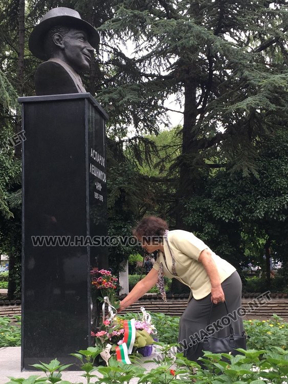 Поклон, цветя и песен за 120-тата годишнина от рождението на Ари