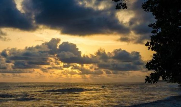  Боен кораб се преобърна край Западна Африка