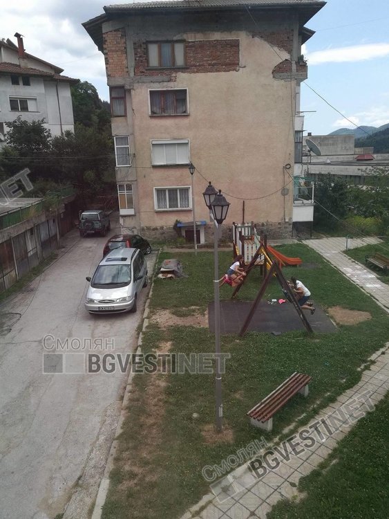 Без коментар! Вижте как се чупят детски люлки 