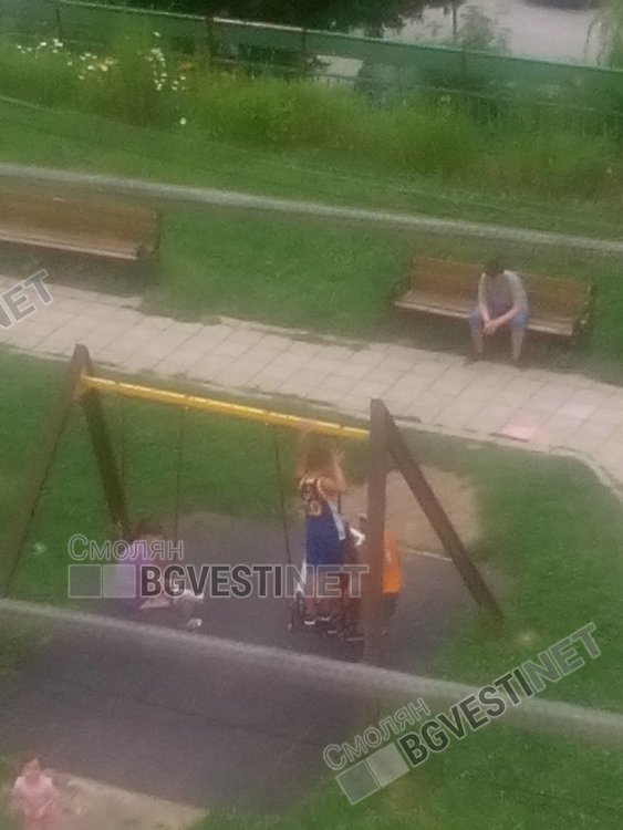 Без коментар! Вижте как се чупят детски люлки 