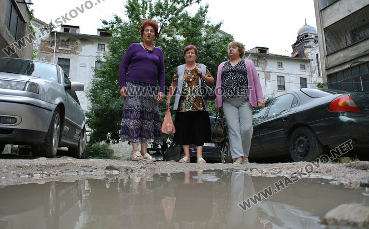 Хасковлии: Газим огромни локви пред входа, не може да се мине