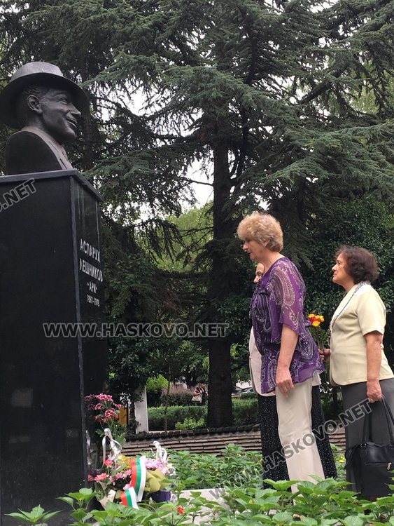 Поклон, цветя и песен за 120-тата годишнина от рождението на Ари