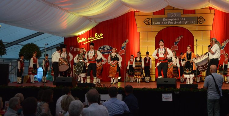 Над 20 танцови изпълнения от всички етнографски области на България са представили 50 изпълнители от децата, младежите и ветераните на ансамбъла